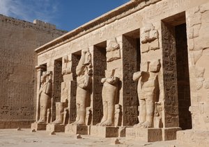 Skulpturen der Gottheiten, Horustempel, Edfu von Egyptian Egyptian