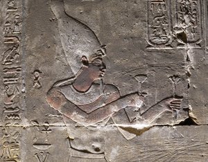 Der Pharao trägt die Hedjet, Tempel von Horus in Edfu