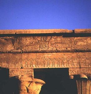 Architrav, vom Tempel des Horus