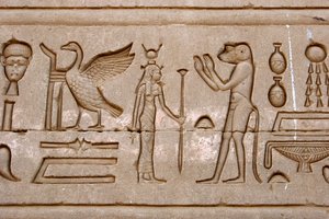 Ägyptische Antike: Hieroglyphen an der Ostwand des Hathor-Tempels, Denderah, Ägypten von Egyptian Ptolemaic Period