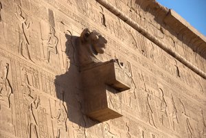 Ägyptische Antike: Löwenkopf-Wasserspeier, Tempel der Hathor, Denderah, Ägypten von Egyptian Ptolemaic Period