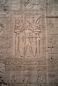 Ägyptische Antiquität: Flachrelief, das die Krönung von König Ptolemaios IV. darstellt. Tempel von Horus, Edfu, Ägypten