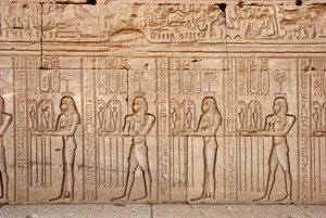 Ägyptische Antiquität: Opfergaben und Tributen an die Göttin, Hathor-Tempel, Denderah, Ägypten von Egyptian Ptolemaic Period