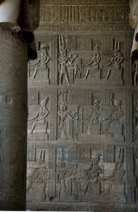 Ägyptische Antiquitäten: Reliefs im Hypostylraum des Tempels, der der Göttin Hathor gewidmet ist, Denderah, Ägypten von Egyptian Ptolemaic Period