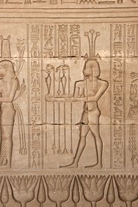 Ägyptische Antike: Darstellung eines Mannes, der der Göttin Opfergaben als Hommage bringt, Hathor-Tempel, Denderah, Ägypten von Egyptian Ptolemaic Period