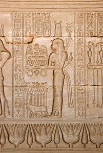 Ägyptische Antike: Darstellung einer Frau, die der Göttin Opfergaben bringt, Tempel der Hathor, Denderah, Ägypten von Egyptian Ptolemaic Period