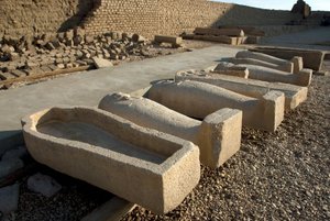 Ägyptische Antike: Sarkophag im Hof des Tempels der Hathor, Dendera, Ägypten von Egyptian Ptolemaic Period