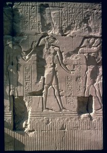 Relief, das Chnum darstellt, von der Schirmwand des Tempels von Chnum