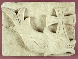 Relief eines Delfins, der ein Kreuz trägt (Kalkstein)