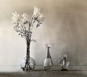 Elegante Blumen und Parfüm