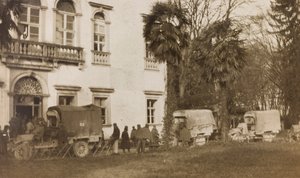 Album des Ersten Weltkriegs in Friaul-Julisch Venetien: Ankunft des Krankenwagens mit den Verwundeten in Villa Brazzà, Heimat von 17 des Kriegskrankenhauses in Soleschiano Manzano, 25/11/1915 von Elena Bianconcini