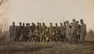 Album des Ersten Weltkriegs in Friaul-Julisch Venetien: Gruppenporträt der Soldaten der Infanterie 112.mo mit zwei Maschinengewehren in der Nähe des Flusses Tower von Elena Bianconcini