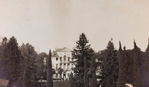 Album des Ersten Weltkriegs in Friaul-Julisch Venetien: Blick auf die Villa Brazzà, Heimat des 17. Kriegskrankenhauses in Soleschiano Manzano, Foto vom Kirchturm aufgenommen, 01-04/1916 von Elena Bianconcini
