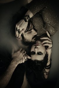 Eira & Lukas im Wasser, dunkel, 2016 von Elinleticia Högabo