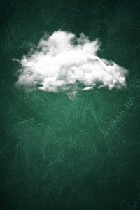 Einsame Wolke in tiefem Grün