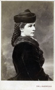 Porträt von Elisabeth von Wittelsbach (1837-1898) (Sissi), Kaiserin von Österreich (1854-1898) und Königin von Ungarn (1867-1898), geborene Herzogin in Bayern. Fotografie im Atelier von Emil Rabending (1823-1886). von Emil Rabending