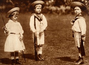 Ein junger König Edward VIII. drillt seine Geschwister, den Herzog von York und die Prinzessin Royal, ca. 1899