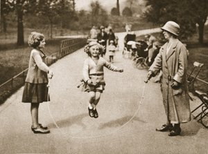 Ein Mädchen springt im Hyde Park oder Kensington Gardens, aus Wunderbares London, veröffentlicht 1926-27 von English Photographer
