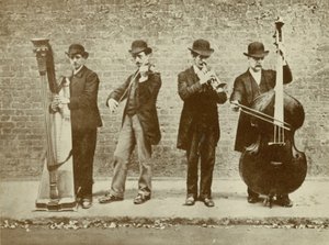 Eine Gruppe von Straßenmusikern