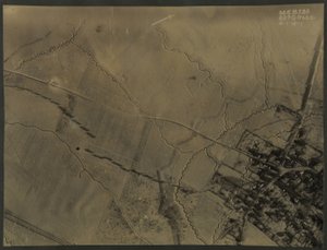 Luftaufnahme mit Schützengräben des Ersten Weltkriegs, 1918