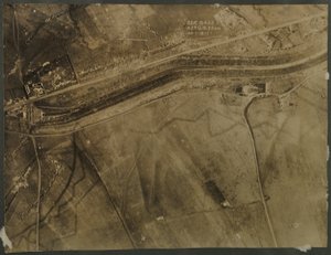 Luftaufnahme mit Schützengräben des Ersten Weltkriegs, 1918 von English Photographer