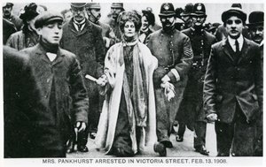 Verhaftung von Mrs. Emmeline Pankhurst in der Victoria Street, 13. Februar 1908 von English Photographer