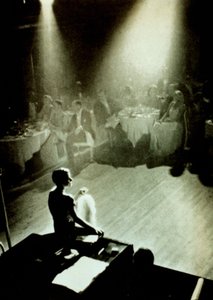 Beatrice Lillie, eine Revuekünstlerin in den 1920er Jahren, unter einem Scheinwerfer im Cafe de Paris von English Photographer