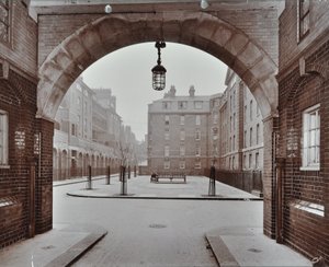 Bourne Estate: Kirkeby Buildings, London von English Photographer
