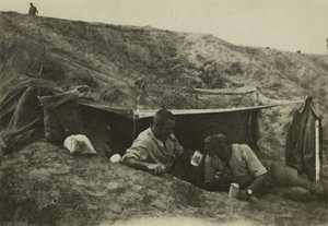 Britische Soldaten außer Dienst in einem Lager in Tel-el-Jemi, Palästina, Oktober 1917 von English Photographer
