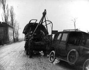 Britische Soldaten schleppen ein Kraftfahrzeug in Italien während des Ersten Weltkriegs von English Photographer