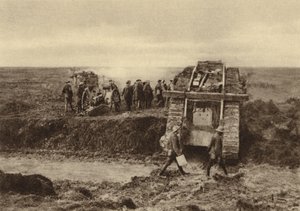 Britische Panzerschwadron passiert Artilleriestellungen bei Graincourt auf dem Weg zum Angriff auf den Bourlon-Wald, Schlacht von Cambrai, Frankreich, Erster Weltkrieg, November 1917 von English Photographer