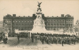 Buckingham Palace und Queen Victoria Memorial; Die Garde-Band passiert