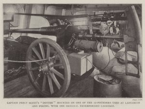 Kapitän Percy Scotts Tochter auf einem der 12-Pfünder, die in Ladysmith und Peking verwendet wurden, mit dem ursprünglichen improvisierten Wagen von English Photographer