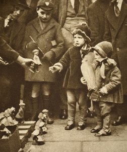 Kinder drängen sich um einen Straßenhändler, Holborn von English Photographer