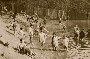 Kinder spielen im Hampstead-Teich