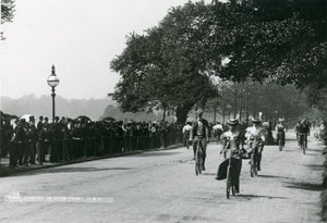 Radfahren im Hyde Park, ca. 1895 von English Photographer