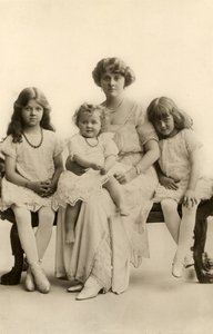 Daphne du Maurier als Kleinkind (s/w Foto) von English Photographer