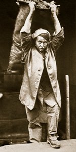 Kohlenlieferung, Druck von Horace W. Nichols, ca. 1916 von English Photographer
