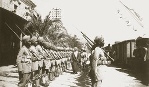 Emir Faisal am Bahnhof Lydda, Palästina, mit Sir Herbert Samuel, 1920 von English Photographer