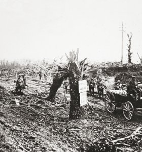 Ingenieure reparieren Schmalspurbahnen in der Nähe von Hangard, die während des Kampfes um Amiens 1918 durch Granatbeschuss beschädigt wurden von English Photographer