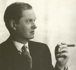 Evelyn Waugh, Porträt, rauchend Zigarre von English Photographer