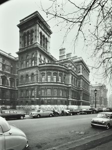 Außenministerium, Whitehall, Westminster LB: Erhebung zu Saint Jamess Park, 1896 von English Photographer