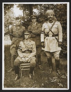 Gen. Sir James Willcocks und sein persönlicher Stab im Garten seines Hauptquartiers [Merville, Frankreich]. 31. Juli 1915 von English Photographer