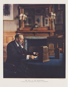 George V. sendet seine Weihnachtsbotschaft an das Britische Commonwealth und Empire von English Photographer