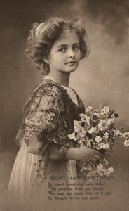 Mädchen mit einem Strauß Blumen und einem Geburtstagsgruß (s/w Foto)