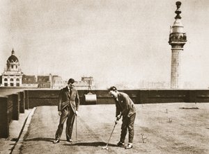 Golftraining für Büroangestellte auf dem Dach des Adelaide House, aus Wunderbares London, veröffentlicht 1926-27