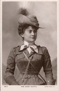 Grace Palotta, österreichischstämmige Bühnenschauspielerin, als Daisy in der musikalischen Komödie The Messenger Boy von English Photographer