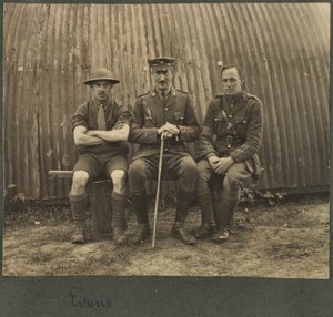 Gruppe von drei Soldaten vor einer Nissan-Hütte, ca. 1914-18 von English Photographer