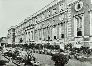Hampton Court Palace, Hampton Court Road, Richmond: Die Terrasse, Wrens Court, 1896 von English Photographer