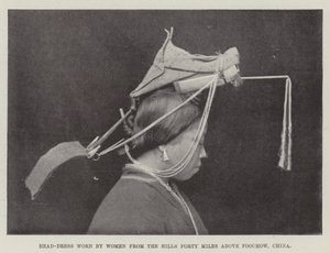 Kopfschmuck, getragen von Frauen aus den Hügeln vierzig Meilen oberhalb von Foochow, China von English Photographer